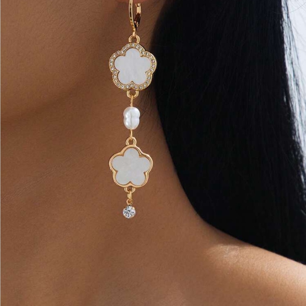 Chic Gold and White Clover Dangle Earrings with faux pearl - Picture 2 of 4